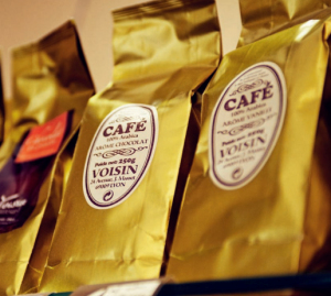 L’or noir à boire  Le café est la première matière agricole échangée dans le monde, devant le blé et le soja.  Ci-dessus, les sachets d’Arabica arôme chocolat, une spécialité des cafés Voisin, torréfacteurs à Lyon.