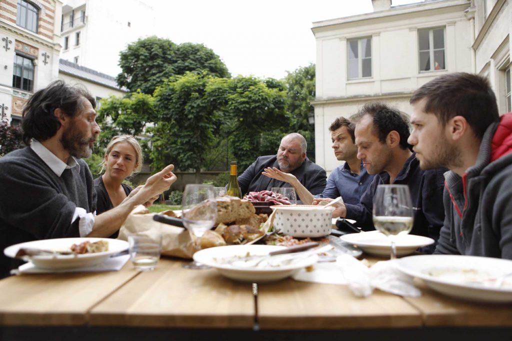 De gauche à droite : Emmanuel Rubin et Margaux Grossman face à Laurent Mariotte, Thierry Breton et son fils à la table de Grand Seigneur. 